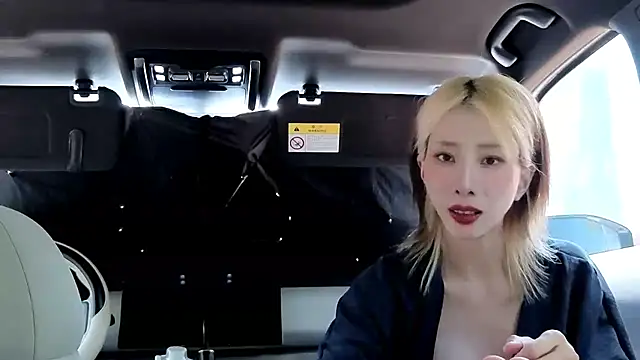 Snapshot of MoonVelour999 chatting on April 2026 07:24:02 AM MoonVelour999 online show from April 2026 07:24:02 AM