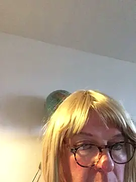 Snapshot of simone_xdressing chatting on December 2024 02:05:02 PM simone xdressing online show from December 2024 02:05:02 PM