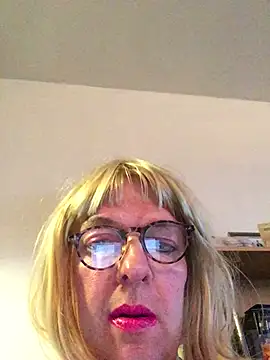 Snapshot of simone_xdressing chatting on January 2025 02:30:01 PM simone xdressing online show from January 2025 02:30:01 PM