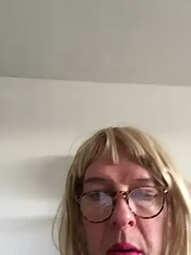 Snapshot of simone_xdressing chatting on January 2025 10:12:02 AM simone xdressing online show from January 2025 10:12:02 AM