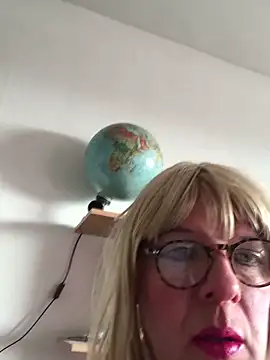 Snapshot of simone_xdressing chatting on February 2025 01:13:02 AM simone xdressing online show from February 2025 01:13:02 AM