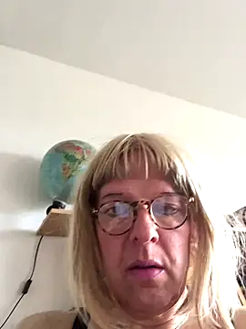 Snapshot of simone_xdressing chatting on September 2025 01:13:01 PM simone xdressing online show from September 2025 01:13:01 PM