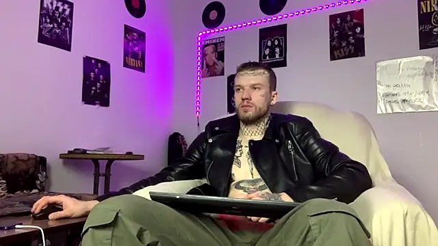 Huntall77 online show from February 2026 06:28:02 PM