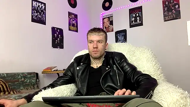 Snapshot of Huntall77 chatting on March 2026 05:35:01 AM Huntall77 online show from March 2026 05:35:01 AM