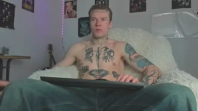 Snapshot of Huntall77 chatting on April 2026 04:45:02 AM Huntall77 online show from April 2026 04:45:02 AM