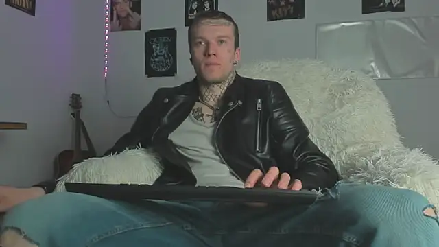 Snapshot of Huntall77 chatting on April 2026 05:23:01 AM Huntall77 online show from April 2026 05:23:01 AM