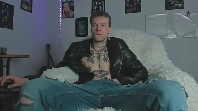 Snapshot of Huntall77 chatting on April 2026 06:18:01 AM Huntall77 online show from April 2026 06:18:01 AM