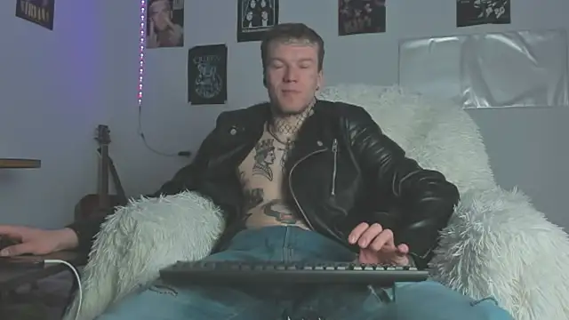 Snapshot of Huntall77 chatting on April 2026 01:22:02 AM Huntall77 online show from April 2026 01:22:02 AM