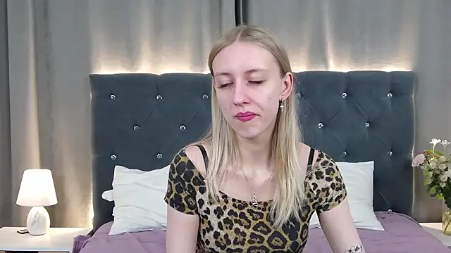 Snapshot of RachaelCute chatting on April 2026 04:15:01 AM RachaelCute online show from April 2026 04:15:01 AM