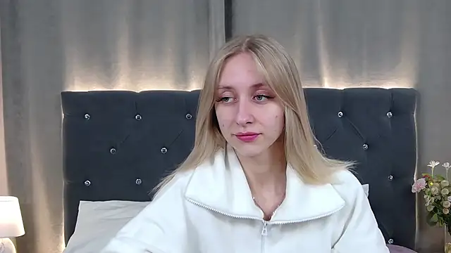 Snapshot of RachaelCute chatting on April 2026 04:27:01 AM RachaelCute online show from April 2026 04:27:01 AM