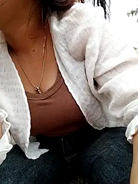 Snapshot of m-mbae chatting on April 2026 01:42:02 AM m-mbae online show from April 2026 01:42:02 AM