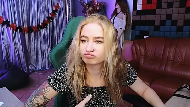 LeilaUvrays online show from November 2025 01:43:01 PM