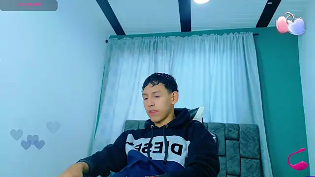 FelipeGonzalezz online show from November 2025 12:44:02 PM