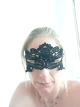 Snapshot of MelleEloa chatting on May 2026 12:10:01 PM MelleEloa online show from May 2026 12:10:01 PM