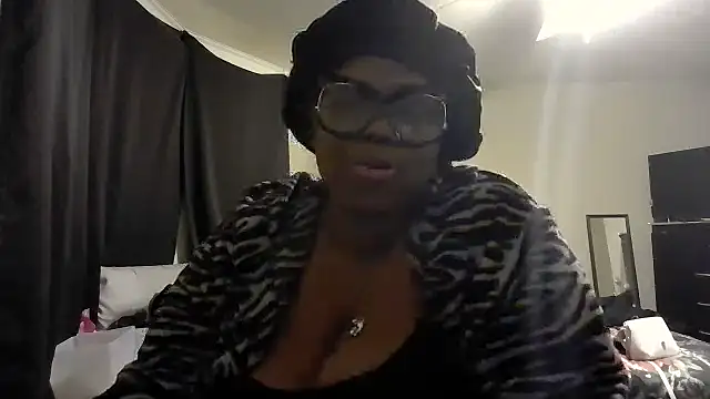 Snapshot of ThickkMadamm chatting on November 2025 08:35:01 AM ThickkMadamm online show from November 2025 08:35:01 AM