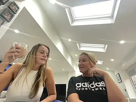 Snapshot of Cutebrowneyes_ chatting on November 2025 01:00:02 PM Cutebrowneyes online show from November 2025 01:00:02 PM