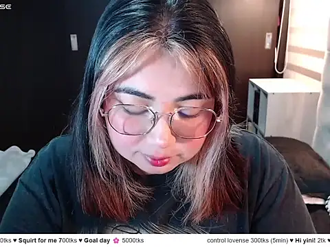 YiniBelle online show from April 2026 02:47:01 AM