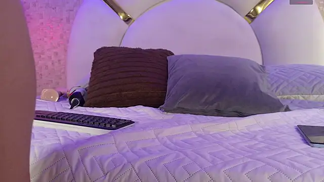 Caroline palmerr online show from November 2025 03:12:02 AM