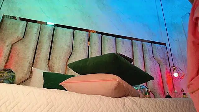 Caroline palmerr online show from December 2025 03:23:01 AM