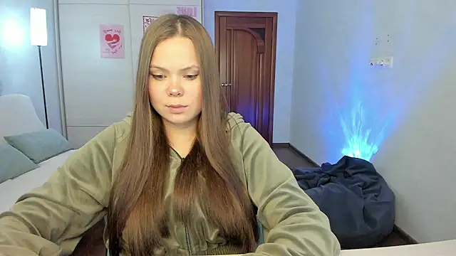 Snapshot of Kira_love_81 chatting on April 2026 04:12:01 AM Kira love 81 online show from April 2026 04:12:01 AM