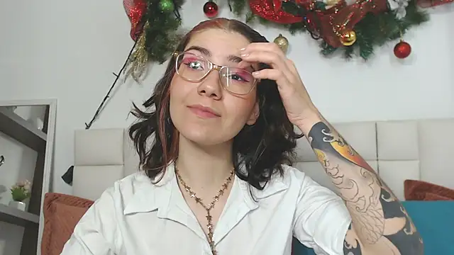 AriLumi online show from November 2025 07:49:02 PM