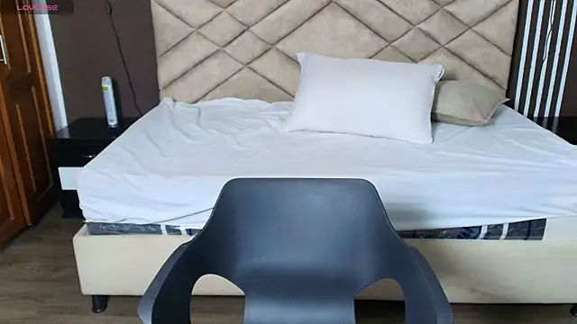 Laracooper  online show from November 2025 07:16:02 PM