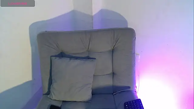 Isabella Hillss online show from December 2025 03:02:01 AM