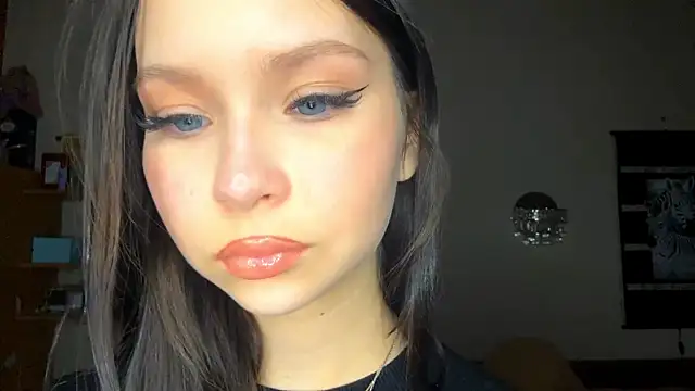 EmmaJonse online show from December 2025 11:04:02 AM