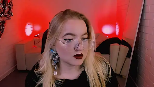 Snapshot of EllaPower chatting on November 2025 03:08:02 PM EllaPower online show from November 2025 03:08:02 PM