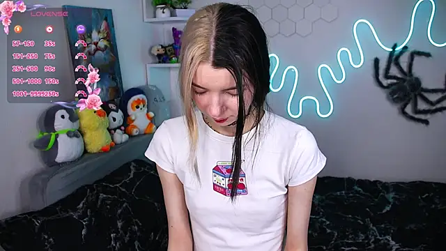 Snapshot of Emmie_shy chatting on April 2026 07:47:02 PM Emmie shy online show from April 2026 07:47:02 PM