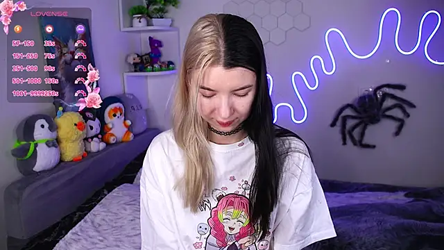 Snapshot of Emmie_shy chatting on April 2026 07:30:02 PM Emmie shy online show from April 2026 07:30:02 PM