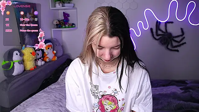 Snapshot of Emmie_shy chatting on April 2026 07:19:01 PM Emmie shy online show from April 2026 07:19:01 PM