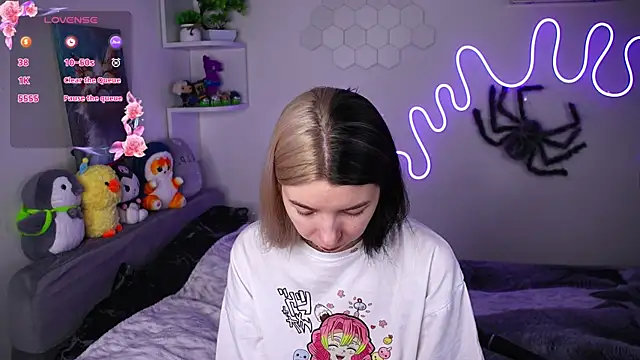 Snapshot of Emmie_shy chatting on April 2026 07:19:02 PM Emmie shy online show from April 2026 07:19:02 PM