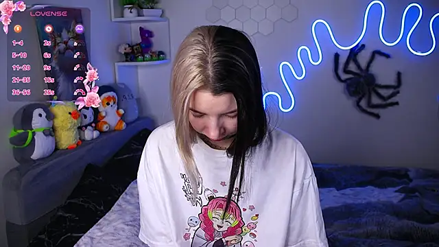 Snapshot of Emmie_shy chatting on April 2026 07:20:02 PM Emmie shy online show from April 2026 07:20:02 PM