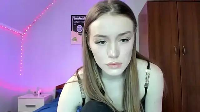 Snapshot of tinyglow chatting on March 2026 09:32:02 PM tinyglow online show from March 2026 09:32:02 PM