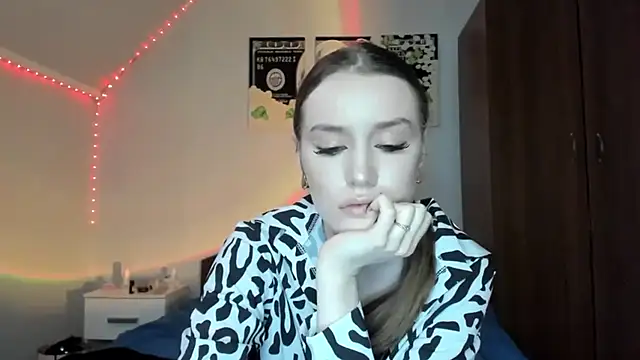 Snapshot of tinyglow chatting on April 2026 10:04:01 PM tinyglow online show from April 2026 10:04:01 PM