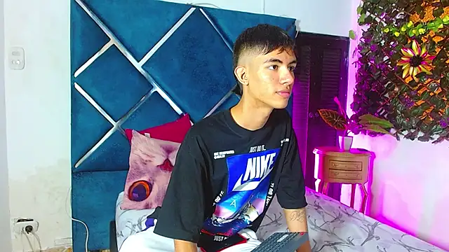 Snapshot of JamesConnor001 chatting on November 2025 07:19:02 PM JamesConnor001 online show from November 2025 07:19:02 PM