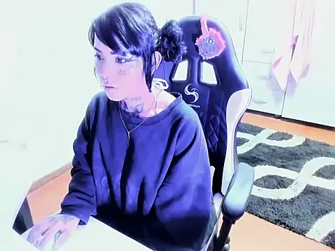 Snapshot of Zombitch chatting on November 2025 09:37:02 PM Zombitch online show from November 2025 09:37:02 PM