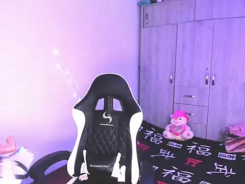 Snapshot of Zombitch chatting on December 2025 06:56:02 PM Zombitch online show from December 2025 06:56:02 PM