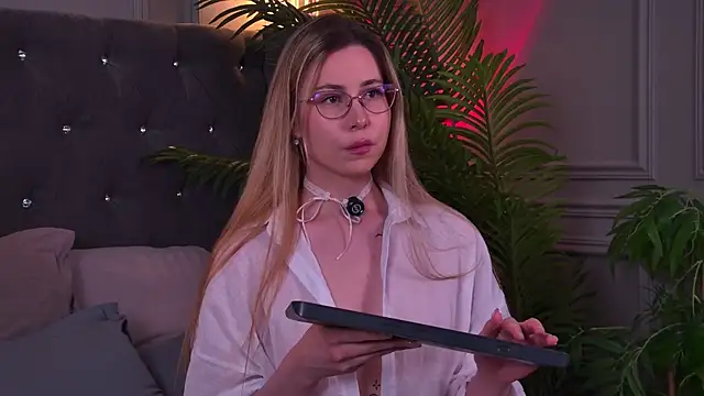 Snapshot of -SaraBlack- chatting on July 2026 04:23:02 PM -SaraBlack- online show from July 2026 04:23:02 PM
