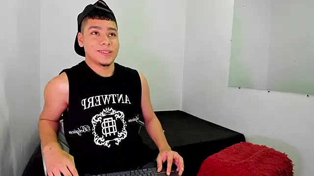 Snapshot of Lucastorrez01 chatting on April 2026 10:45:02 PM Lucastorrez01 online show from April 2026 10:45:02 PM