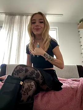 lunababy77 online show from December 2025 12:47:02 PM