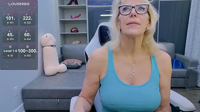 Snapshot of FitCougar chatting on November 2025 09:39:01 PM FitCougar online show from November 2025 09:39:01 PM