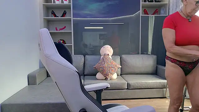 Snapshot of FitCougar chatting on April 2026 05:58:01 PM FitCougar online show from April 2026 05:58:01 PM