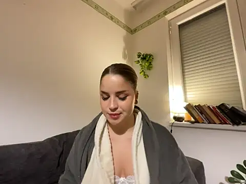 Snapshot of BBoglarka chatting on November 2025 03:35:01 PM BBoglarka online show from November 2025 03:35:01 PM