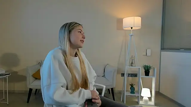 LaunaStrate online show from November 2025 05:40:01 AM