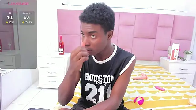 NoahJhonson69 online show from December 2025 06:58:01 PM