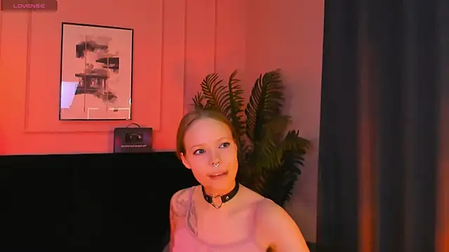 Snapshot of lucy_loy chatting on April 2026 12:01:01 PM lucy loy online show from April 2026 12:01:01 PM