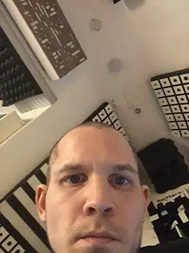 Snapshot of Spielzeugtwink chatting on April 2026 03:32:02 PM Spielzeugtwink online show from April 2026 03:32:02 PM