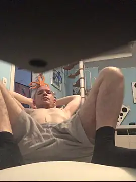 Snapshot of Spielzeugtwink chatting on June 2026 07:24:01 PM Spielzeugtwink online show from June 2026 07:24:01 PM